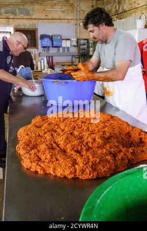 Especiado y Mezcla De La Sobrasada, Matanza Tradicional del Cerdo, Llucmajor, Mallorca, Islas Baleares, Spanien Stockfoto