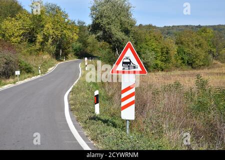 Straßenschild, das Fahrer auf bevorstehende Bahnüberfahrt warnt Stockfoto