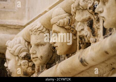 friso de rostros obra de Juraj Dalmatinac, catedral de Santiago, Patrimonio Mundial de la UNESCO, Sibenik, costa dalmata, Croacia, europa Stockfoto