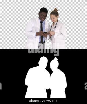 Medizinische Team am Telefon zusammen, Alphakanal Stockfoto