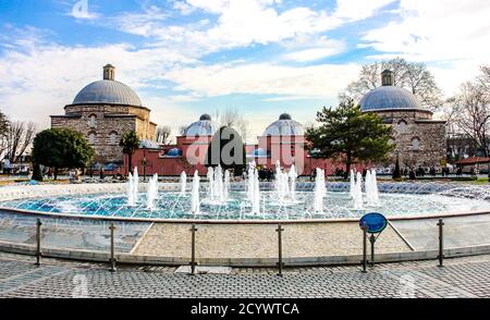 Brunnen vor Ayasofya Hurrem Sultan Hamam in Istanbul, Türkei. Stockfoto