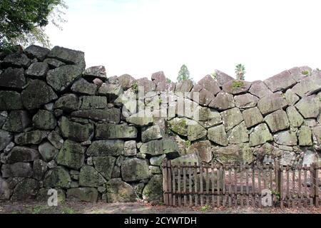 Felswand und Zäune rund um Kumamoto Castle. Aufgenommen im August 2019. Stockfoto