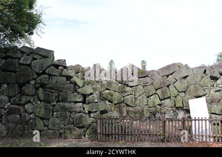 Felswand und Zäune rund um Kumamoto Castle. Aufgenommen im August 2019. Stockfoto