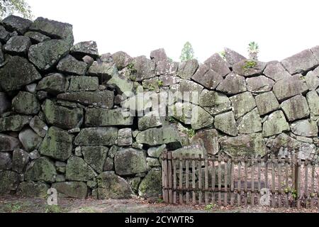 Felswand und Zäune rund um Kumamoto Castle. Aufgenommen im August 2019. Stockfoto