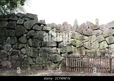 Felswand und Zäune rund um Kumamoto Castle. Aufgenommen im August 2019. Stockfoto