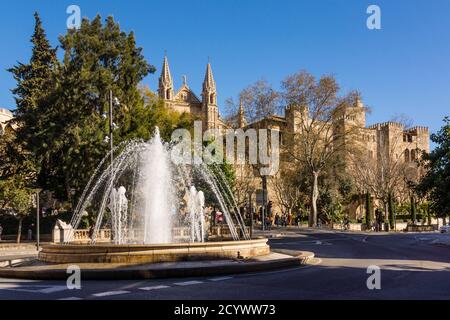 Plaza de la Reina y Palacio Real de la Almudaina, Palma, Mallorca, Balearen, Spanien, Europa Stockfoto