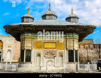 Der Brunnen des Sultans Ahmed III. In der Nähe der Hagia Sophia, Istanbul, Türkei Stockfoto