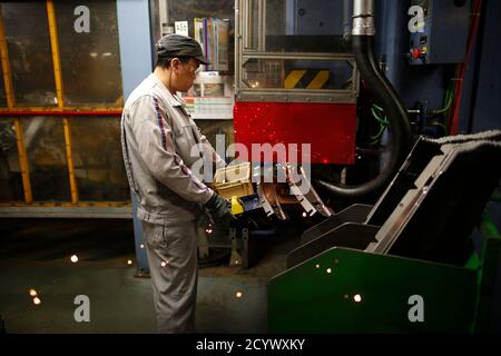 Ein Mitarbeiter Arbeitet Auf Einem Citroen C3 Picasso Auf Einer  Produktionslinie Im Werk In Trnava Slowakei Psa Peugeot Citroen 15.  Dezember 2010. Französische Automobilkonzern Psa Peugeot Citroen Wird 1.000  Arbeitsplätze In Seiner