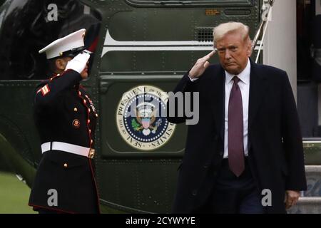 DATEI: Washington, USA. Oktober 2020. Präsident Donald Trump begrüßt die Schritte von Marine One auf dem South Lawn des Weißen Hauses, als er am Donnerstag, den 1. Oktober 2020, nach einer Reise nach New Jersey zurückkehrt. Kurz nach Mitternacht am 2. Oktober wurde bekannt gegeben, dass Präsident Trump und First Lady Melania Trump positiv auf Coronavirus getestet haben (COVID-19). Foto von Yuri Gripas/UPI Kredit: UPI/Alamy Live News Stockfoto