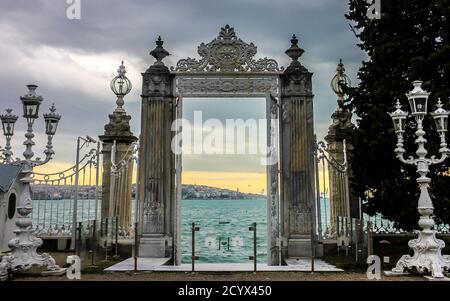 Dolmabahce Palace Gate, das zur Bosporus Strait führt. Istanbul, Türkei Stockfoto