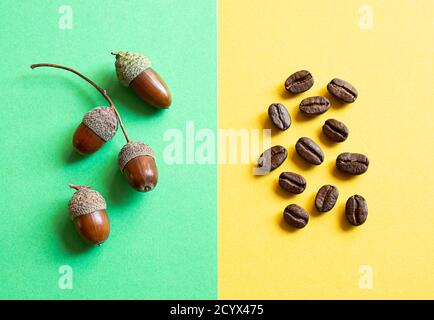 Eicheln für Eicheln Kaffee und Kaffeebohnen auf einem gelben und grünen Hintergrund. Das Konzept der Wahl zwischen traditionellem Kaffee und einem gesunden Getränk Witz Stockfoto