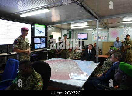 Gavin Williamson, der Verteidigungsminister des Vereinigten Königreichs, hört sich am 31. Juli 2018 bei einem Besuch in Mogadischu, Somalia, eine kurze Rede an. Stockfoto