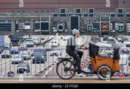 Hamburg, Deutschland. Oktober 2020. Ein Lastenradfahrer überquert die Brücke Behringstraße über die Autobahn 7, auf der Staus vor dem Elbtunnel entstehen. Quelle: Georg Wendt/dpa/Alamy Live News Stockfoto