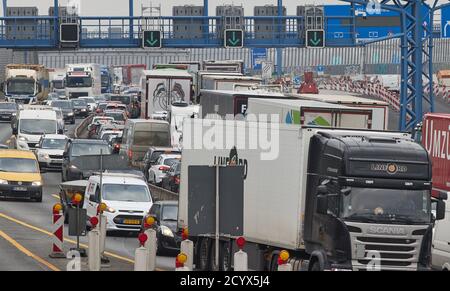 Hamburg, Deutschland. Oktober 2020. Auf der Autobahn 7 in Richtung Norden vor dem Stellinger Tunnel, Staus. Quelle: Georg Wendt/dpa/Alamy Live News Stockfoto