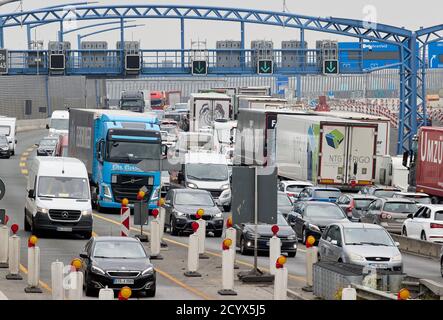 Hamburg, Deutschland. Oktober 2020. Auf der Autobahn 7 in Richtung Norden vor dem Stellinger Tunnel, Staus. Quelle: Georg Wendt/dpa/Alamy Live News Stockfoto