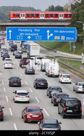 Hamburg, Deutschland. Oktober 2020. Auf der Autobahn 7 kurz nach dem Elbtunnel an der Ausfahrt Bahrenfeld kommt es zu Staus in beide Richtungen. Quelle: Georg Wendt/dpa/Alamy Live News Stockfoto