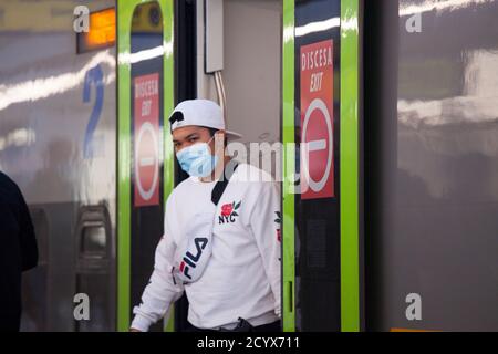 ROM, ITALIEN - OKTOBER 01 2020: Fußgänger, mit Schutzmaske, Aussteigen aus einem Zug in Rom, Italien. Stockfoto