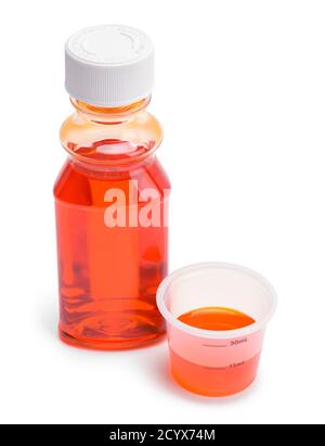 Husten Medizin Flasche mit Sirup in Tasse isoliert auf Weiß. Stockfoto