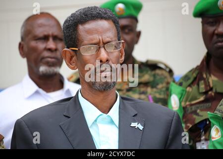 Am 12. August 2018 sprach Mohamud Sayid Aden, stellvertretender Präsident von Jubbaland, nach einem Treffen mit dem AMISOM-Force-Befehlshaber Jim Besigye in Kismayo, Somalia. Die Diskussionen konzentrierten sich auf Sicherheit und Governance in der Region. Stockfoto
