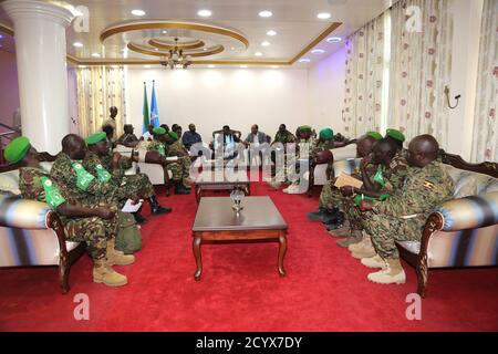 Am 12. August 2018 traf sich der Befehlshaber der AMISOM Force Commander Jim Besigye mit Mohamud Sayid Aden, dem stellvertretenden Präsidenten der Jubbaland-Administration, in Kismayo, Somalia, um die Sicherheit und politische Koordinierung in der Region zu erörtern. Stockfoto