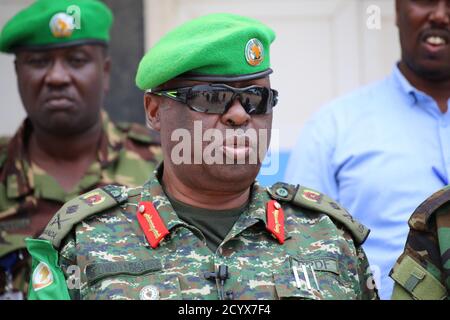 Am 12. August 2018 sprach Jim Besigye, Befehlshaber der AMISOM Force, nach einem Treffen mit Mohamud Sayid Aden, dem stellvertretenden Präsidenten der Jubbaland-Administration, in Kismayo, Somalia. Die Tagung konzentrierte sich auf die Sicherheit und politische Stabilität in der Region als Teil der Mission der AMISOM zur Unterstützung der Regierung und des Friedens in Somalia. Stockfoto