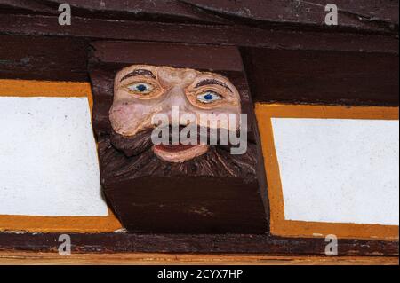 Avarice, eine der sieben Todsünden des Christentums, dargestellt in dem geformten Ende eines Holzdeckenbalkens, der aus dem Fachwerkhaus der Sieben Laster in der Brückengasse 9 in Limburg an der Lahn, Hessen, herausragt. Das alte Haus, das 1567 umgebaut wurde, diente als Familienhaus, Proviant-Shop, Eisenwarengeschäft und Schuhgeschäft, bevor es in der Neuzeit renoviert und als Museum für die Öffentlichkeit zugänglich gemacht wurde. Stockfoto