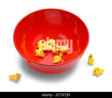 Rote Schale mit ein paar Popcornstücken. Stockfoto