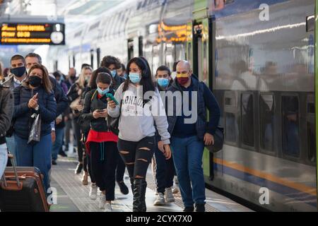 ROM, ITALIEN - OKTOBER 01 2020: Fußgänger, die Schutzmasken tragen, steigen in Rom aus einem Zug aus. Stockfoto