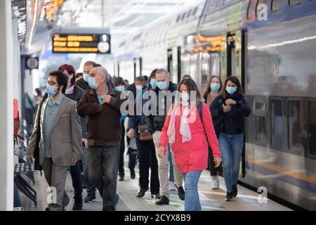 ROM, ITALIEN - OKTOBER 01 2020: Fußgänger, die Schutzmasken tragen, steigen in Rom aus einem Zug aus. Stockfoto