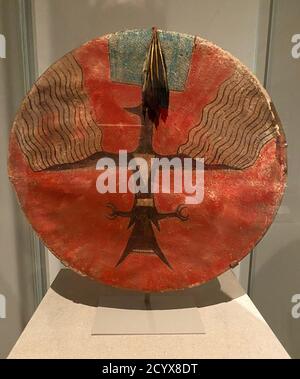 Schild: Standing Rock Reservation, North Dakota, ca. 1885. HE Nupa Wanica/NoTwo Horns (Hunkpapa/Lakota/Teton Sioux, 1852-1942. Material: Einheimisch gegerbtes Leder, Pigment, Holz und Federn. Der Vogel mit ausgestreckten Flügeln auf diesem Schild ist der Geisterhelfer des Künstlers. Es kam zu ihm durch eine Vision. Stockfoto