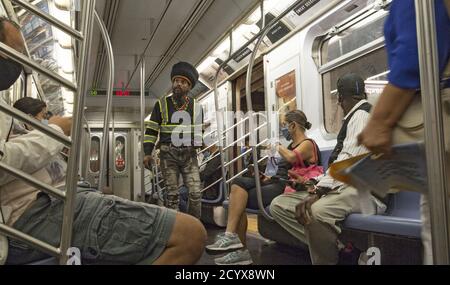 Mann geht maskless auf einem NYC Uptown #4 Zug auf der Lexington Linie. Aufgrund der Covid-19-Pandemie sind in den Zügen Masken obligatorisch. Immer noch viele Menschen aufgrund nicht immer mit den Regeln. Stockfoto