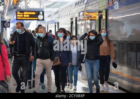 ROM, ITALIEN - OKTOBER 01 2020: Fußgänger, die Schutzmasken tragen, steigen in Rom aus einem Zug aus. Stockfoto