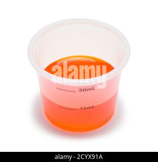 Orange Medizin in Tasse isoliert auf Weiß. Stockfoto