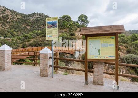 Holzbrücke, am Wasserweg (Acequia) in der Nähe des Guadalmina Canal Trail, Benahavis, Andalusien, Spanien. Stockfoto