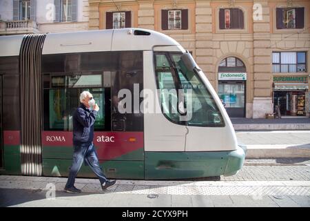 ROM, ITALIEN - OKTOBER 01 2020: Fußgänger, die Schutzmasken tragen, steigen aus einer Straßenbahn in Rom aus. Stockfoto