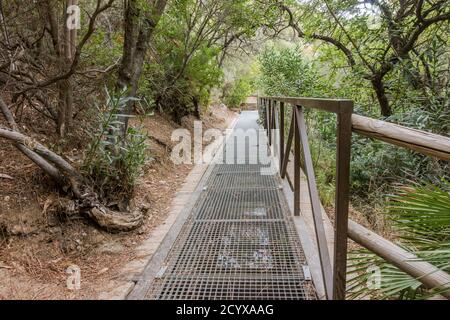 Altes acequia oder Séquia ein gemeinschaftsbetriebener Wasserlauf, der für die Bewässerung auf einem Pfad verwendet wird. Benahavis, Andalusien, Spanien. Stockfoto