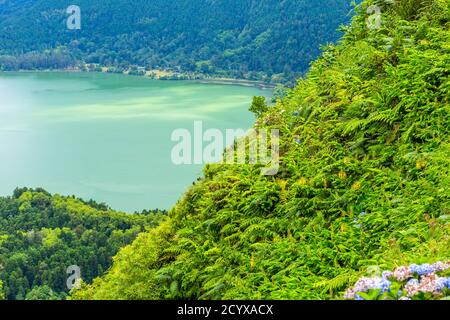 Blick auf den Furnassee (Lagoa das Furnas) auf Sao Miguel, Azoren, Portugal vom Aussichtspunkt Pico do Ferro. Stockfoto