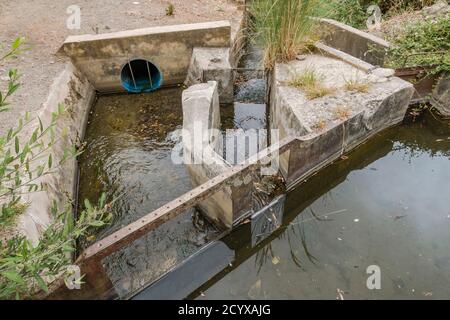 Altes acequia oder Séquia ein gemeinschaftsbetriebener Wasserlauf, der für die Bewässerung auf einem Pfad verwendet wird. Benahavis, Andalusien, Spanien. Stockfoto