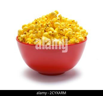 Rote Schale voll Popcorn isoliert auf Weiß. Stockfoto