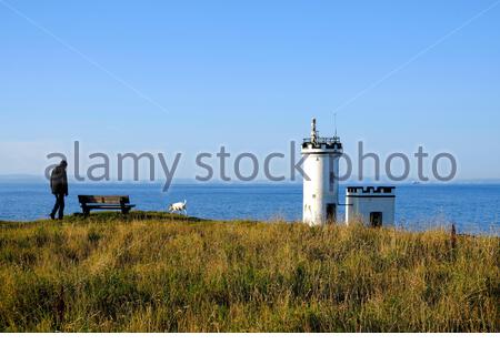 Elie, Schottland, Großbritannien. Oktober 2020. Schönes sonniges Wetter zum Wandern mit dem Hund am Elie Ness Leuchtturm mit Blick über die vierte Mündung, Fife. Kredit: Craig Brown/Alamy Live Nachrichten Stockfoto