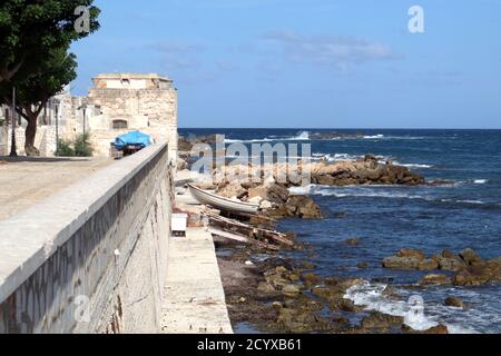 Meerblick von der Hafenmauer Trapani, Sizilien Stockfoto