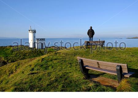 Elie, Schottland, Großbritannien. Oktober 2020. Schönes sonniges Wetter, um den Blick auf den Elie Ness Leuchtturm über die vierte Mündung, Fife, zu genießen. Kredit: Craig Brown/Alamy Live Nachrichten Stockfoto