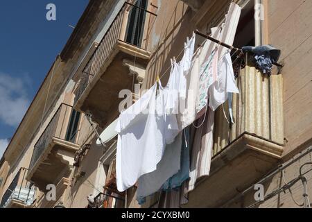 Waschen hängen in der Sonne auf einem Balkon in der Altstadt Trapani, Sizilien zu trocknen Stockfoto