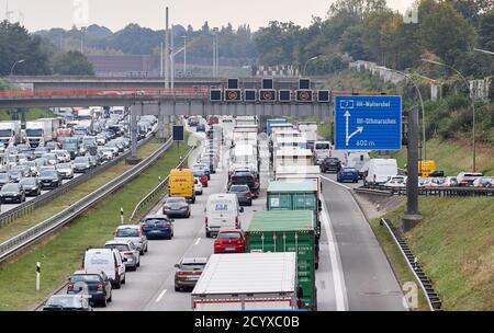 Hamburg, Deutschland. Oktober 2020. Auf der Autobahn 7 vor der Ausfahrt Othmarschen am Elbtunnel Staus in beide Richtungen. Quelle: Georg Wendt/dpa/Alamy Live News Stockfoto