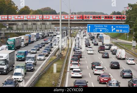 Hamburg, Deutschland. Oktober 2020. Auf der Autobahn 7 kurz nach dem Elbtunnel an der Ausfahrt Bahrenfeld kommt es zu Staus in beide Richtungen. Quelle: Georg Wendt/dpa/Alamy Live News Stockfoto