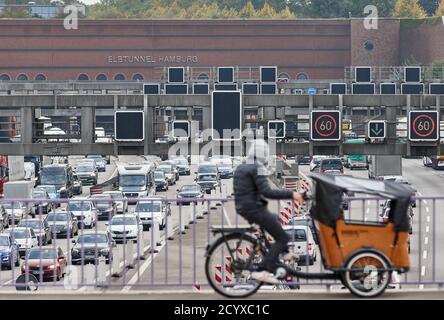 Hamburg, Deutschland. Oktober 2020. Ein Lastenradfahrer blickt auf die Autobahn 7 in Richtung Elbtunnel, vor dem der Verkehr staut. Quelle: Georg Wendt/dpa/Alamy Live News Stockfoto