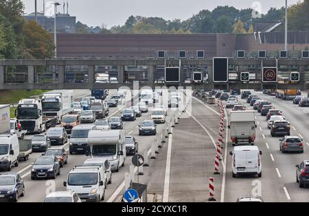 Hamburg, Deutschland. Oktober 2020. Auf der Autobahn 7 vor dem Elbtunnel ist der Verkehr in beide Richtungen verstopft. Quelle: Georg Wendt/dpa/Alamy Live News Stockfoto