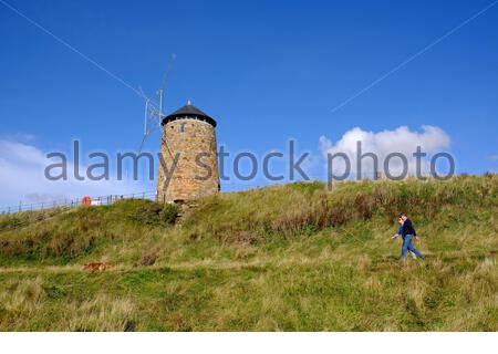 St Monan's, Schottland, Großbritannien. Oktober 2020. Wanderer mit Hund genießen das schöne sonnige Wetter auf dem Fife Coastal Path in St. Monan's Windmill. Kredit: Craig Brown/Alamy Live Nachrichten Stockfoto