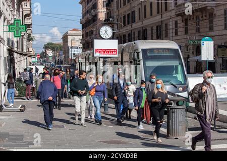 ROM, ITALIEN - OKTOBER 01 2020: Fußgänger, die Schutzmasken tragen, steigen aus einer Straßenbahn in Rom aus. Stockfoto