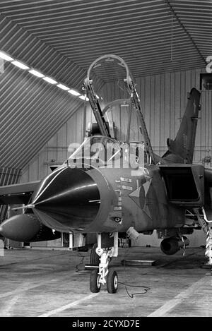 NATO in Deutschland, britischer Tornado schlägt Flugzeuge in seiner gepanzerten Schutzhütte auf dem Luftstützpunkt RAF Bruggen (September 1984) Stockfoto